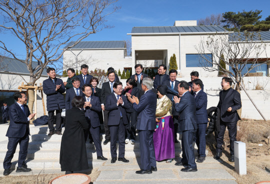 문재인 전 대통령 내외와 더불어민주당 이재명 대표 등이 2일 경남 양산시 하북면 평산마을 문 전 대통령 사저에서 단체 사진 촬영을 한 뒤 박수를 치고 있다.  [더불어민주당 제공]